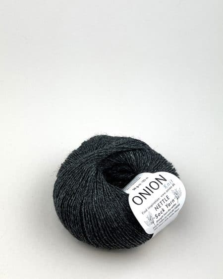 Onion Knit: Nettle Sock Yarn mörkgrå 1002